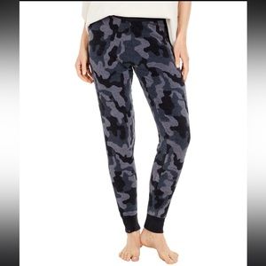 🆕 BAREFOOT DREAMS Cozychic Ultra Lite®
Camo Joggers 🤍